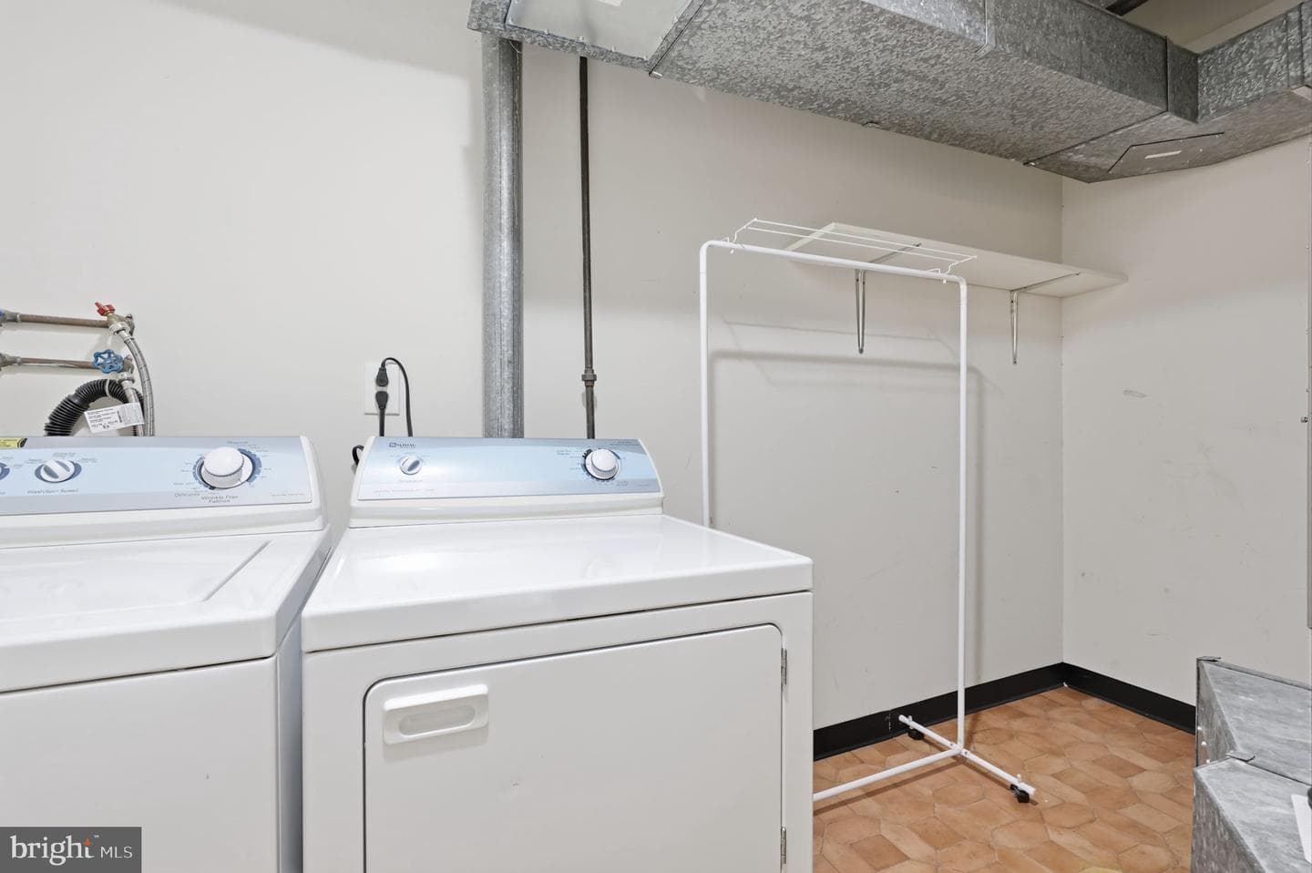 55204 Delaire Landing Road #204 photo 23