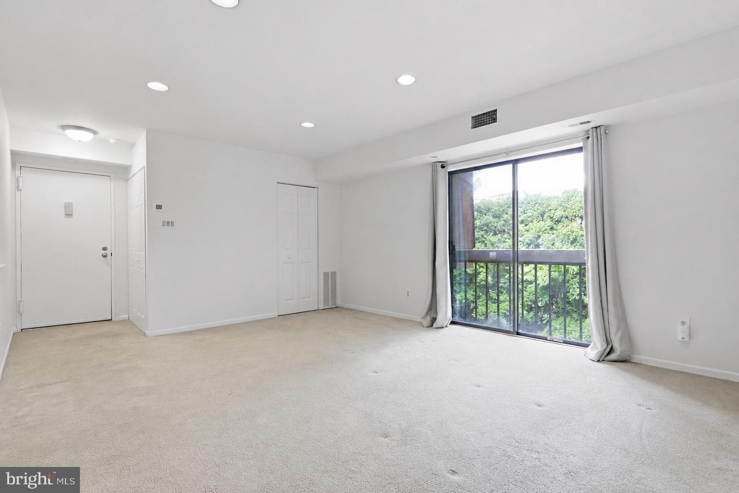 55204 Delaire Landing Road #204 photo 4