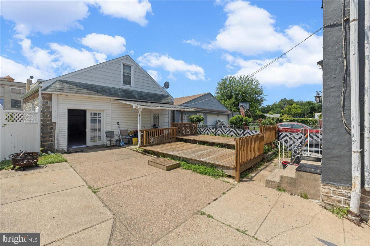 326 E Sanger Street photo 29