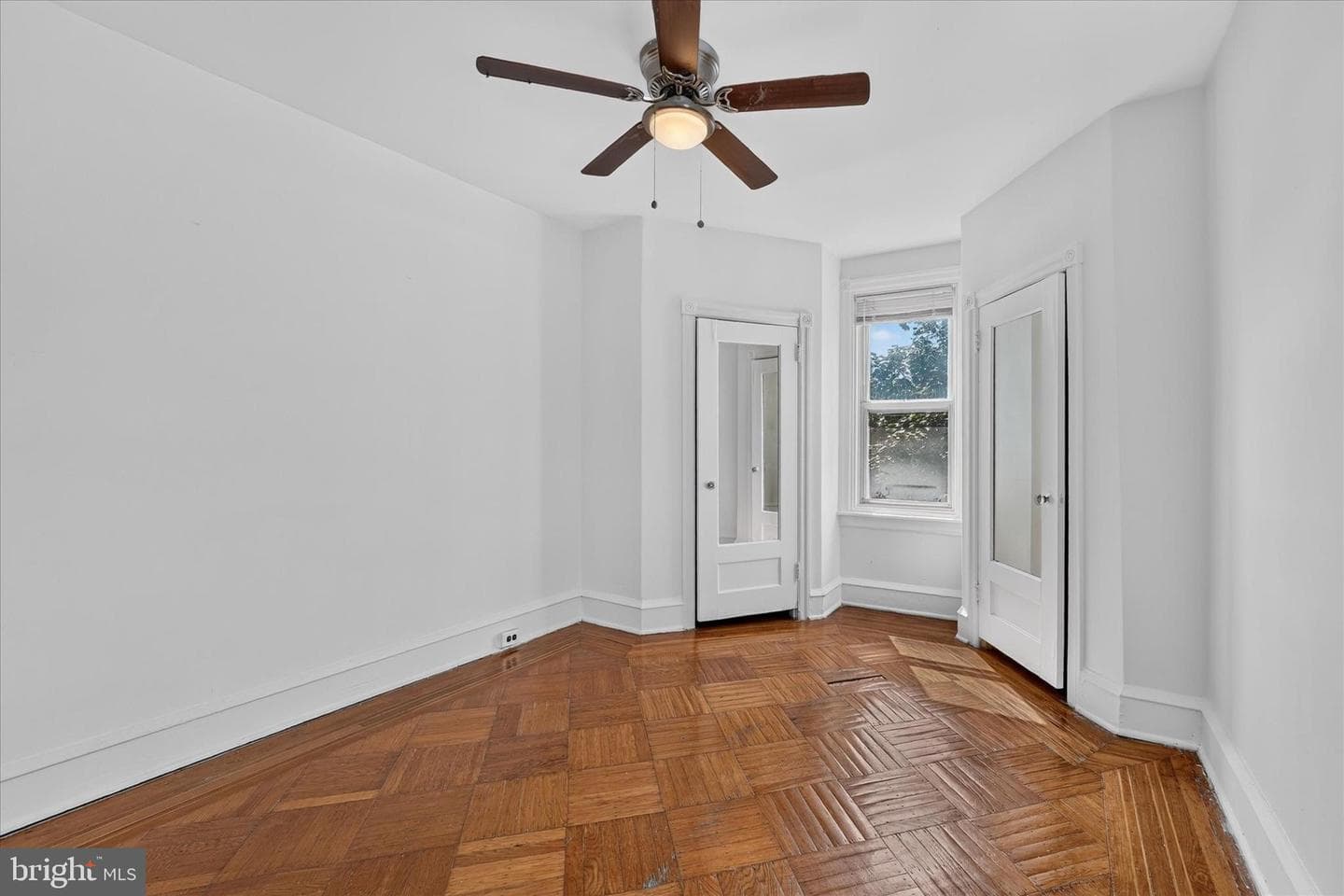 5442 Whitby Avenue photo 9