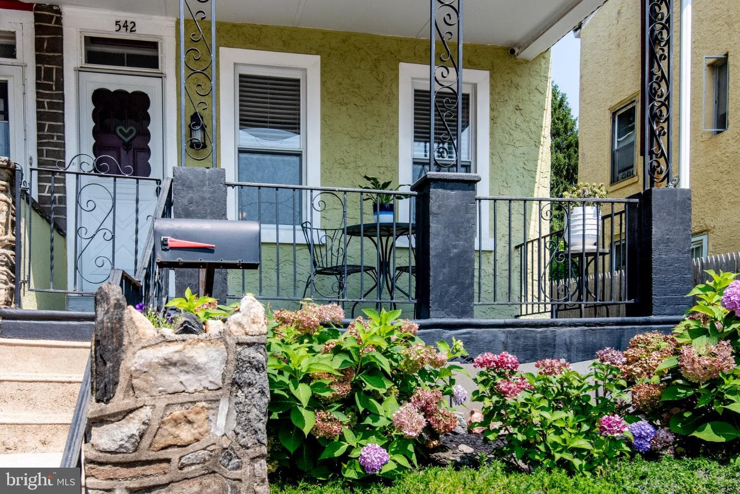 542 Dupont Street photo 2