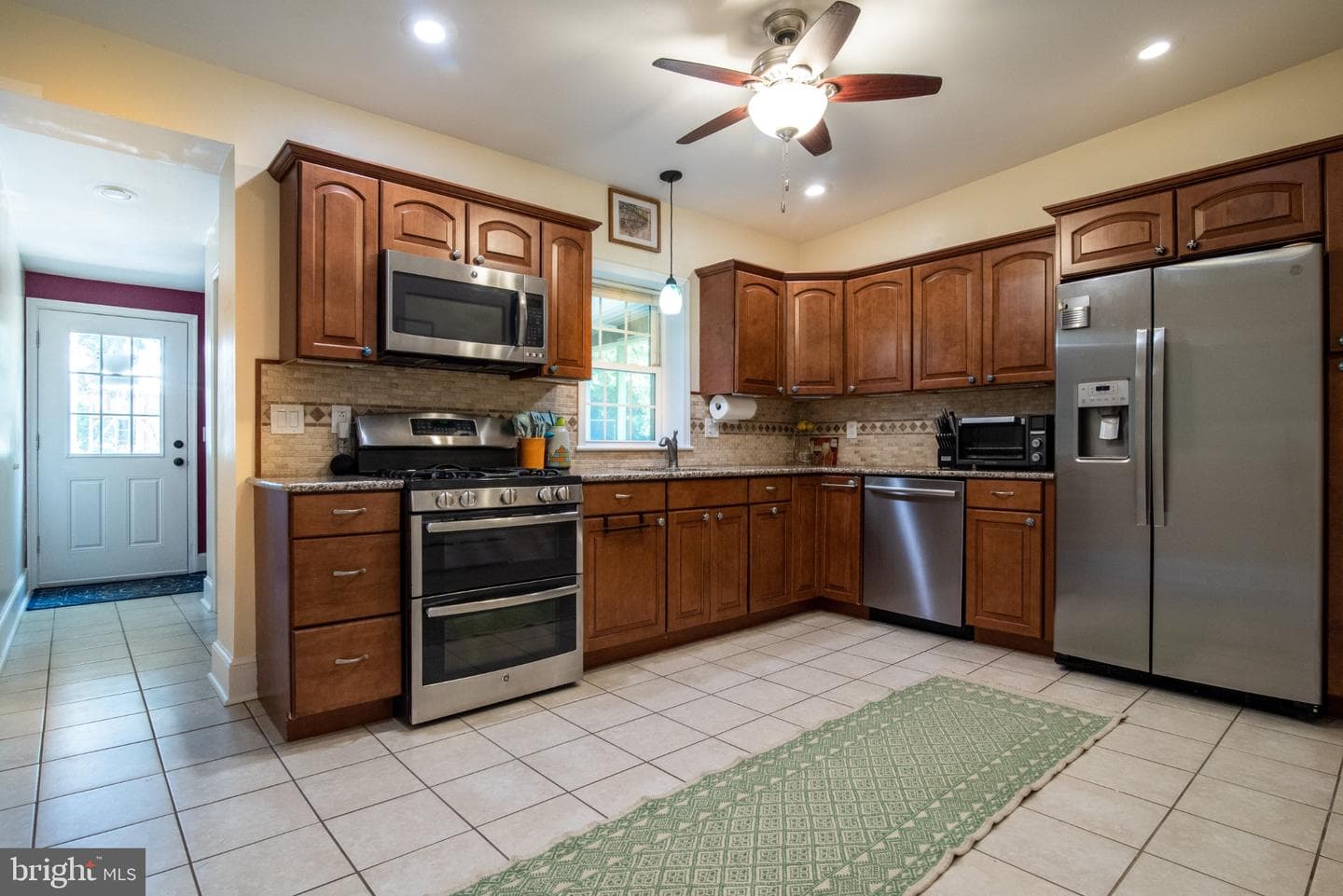 542 Dupont Street photo 8