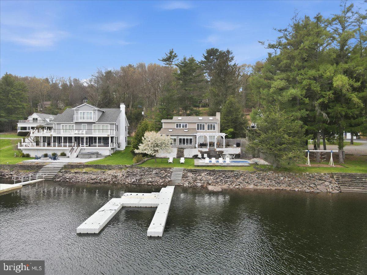 114 Shore Road photo 3