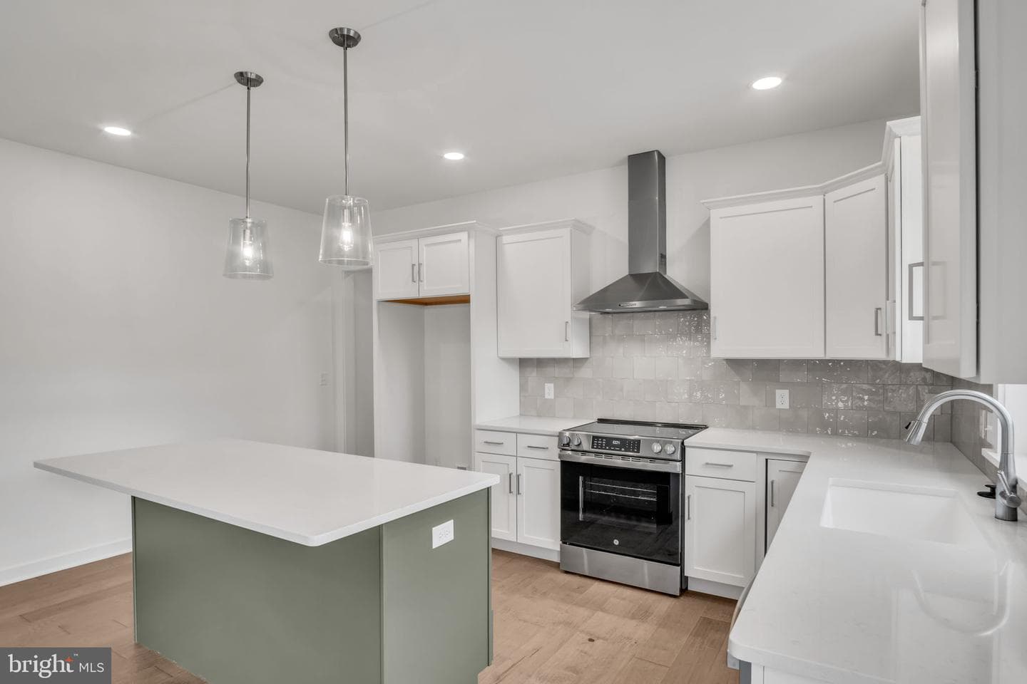 221 Rockville Blvd photo 5