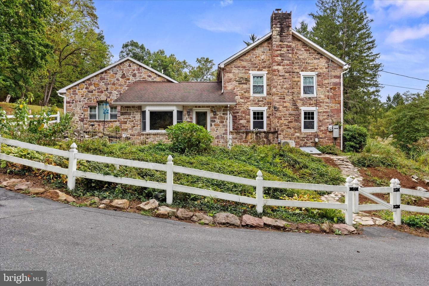 875 Valley Road photo 3