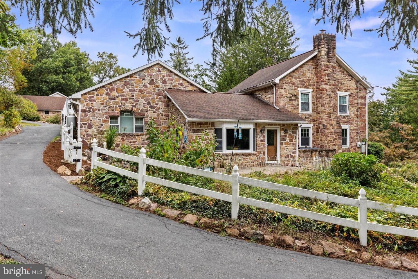 875 Valley Road photo 4