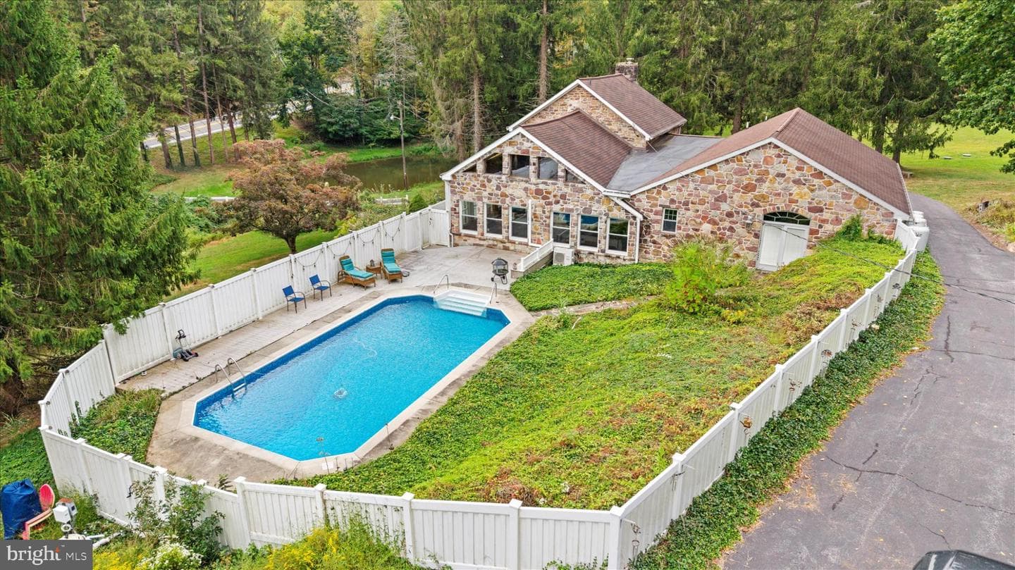 875 Valley Road photo 46