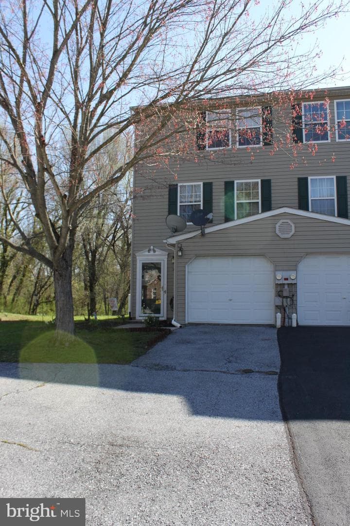30 Petersburg Lane photo 3