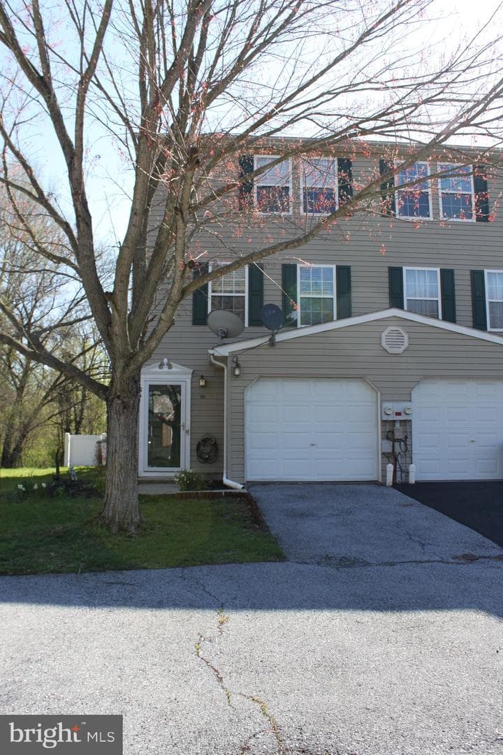 30 Petersburg Lane photo 4