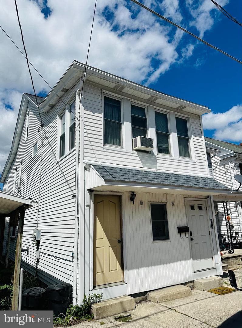 137 E High Street photo 4