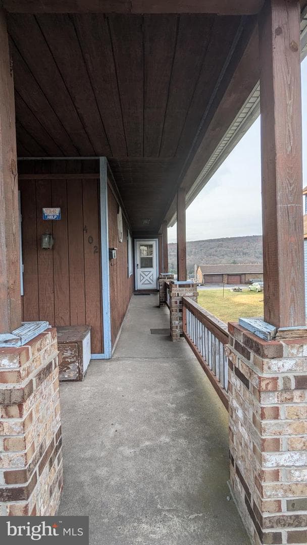402 W Grand Avenue photo 8