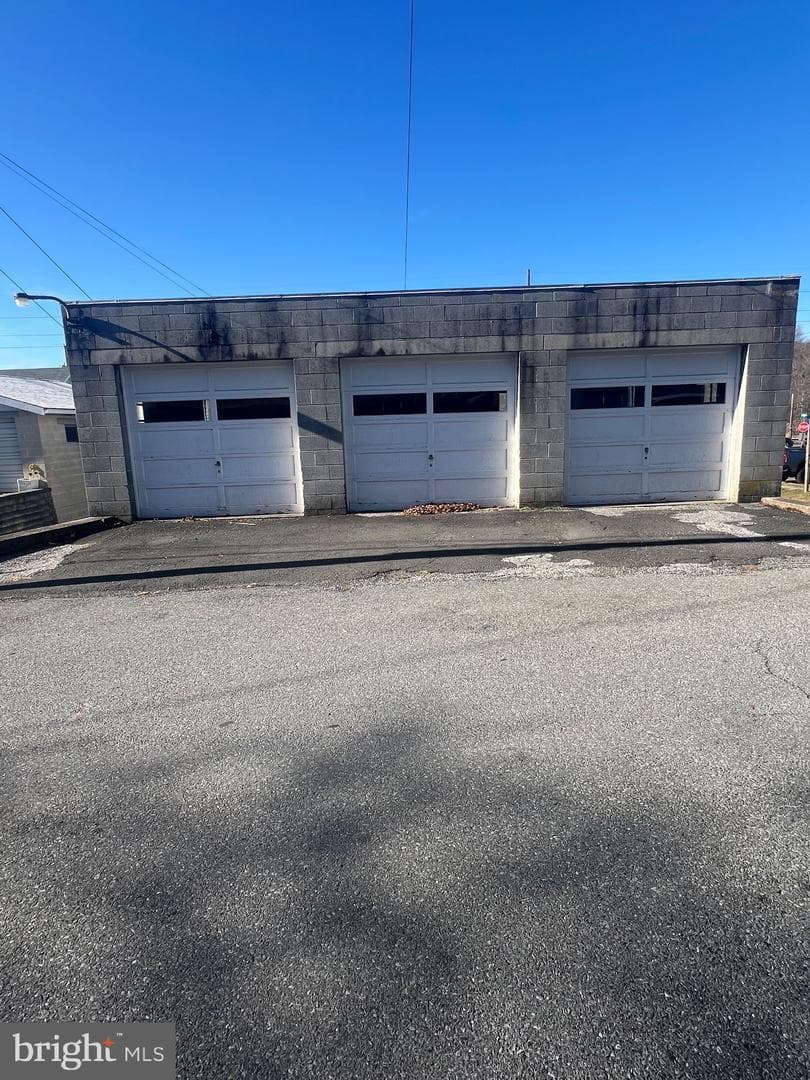 318 E Railroad Avenue photo 28