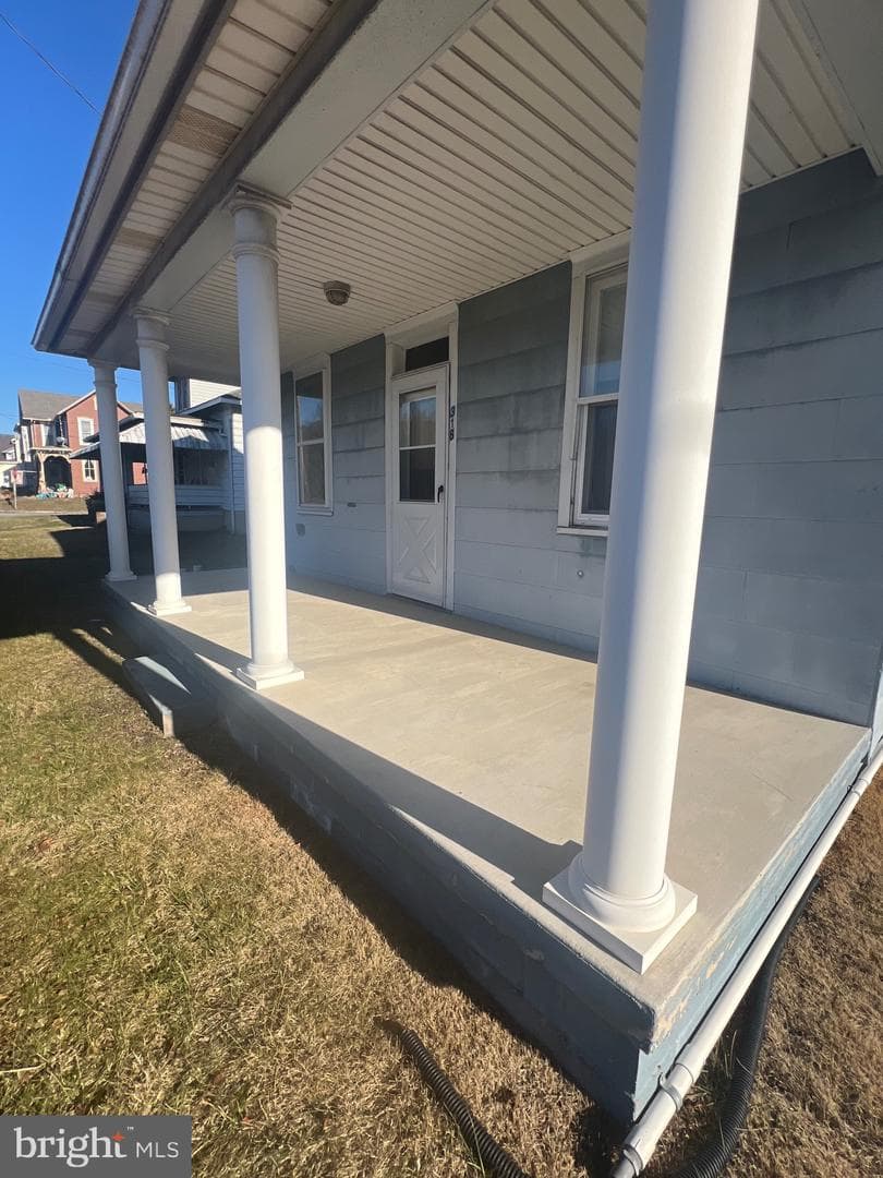 318 E Railroad Avenue photo 4