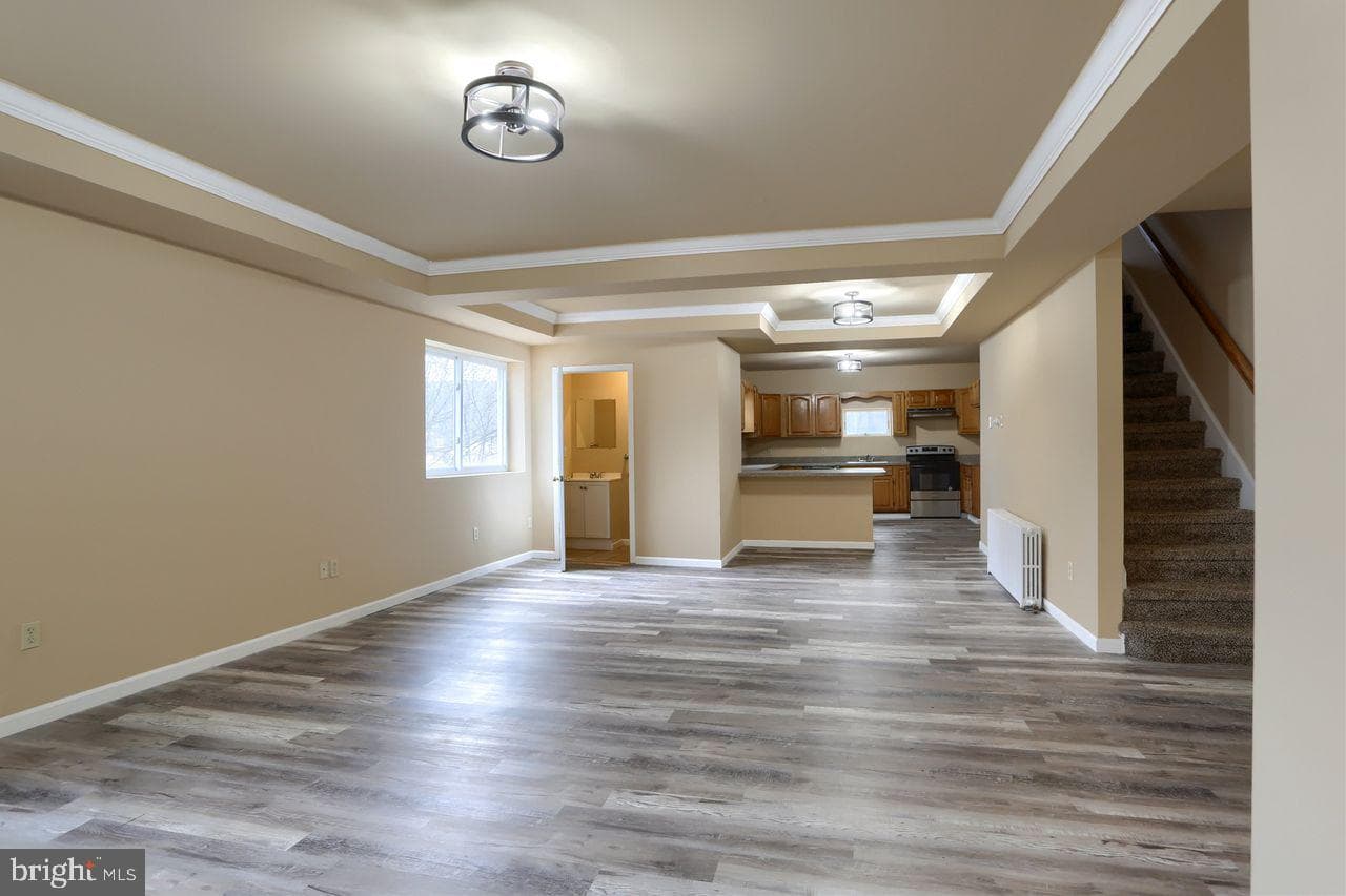 401 W Race Street photo 2