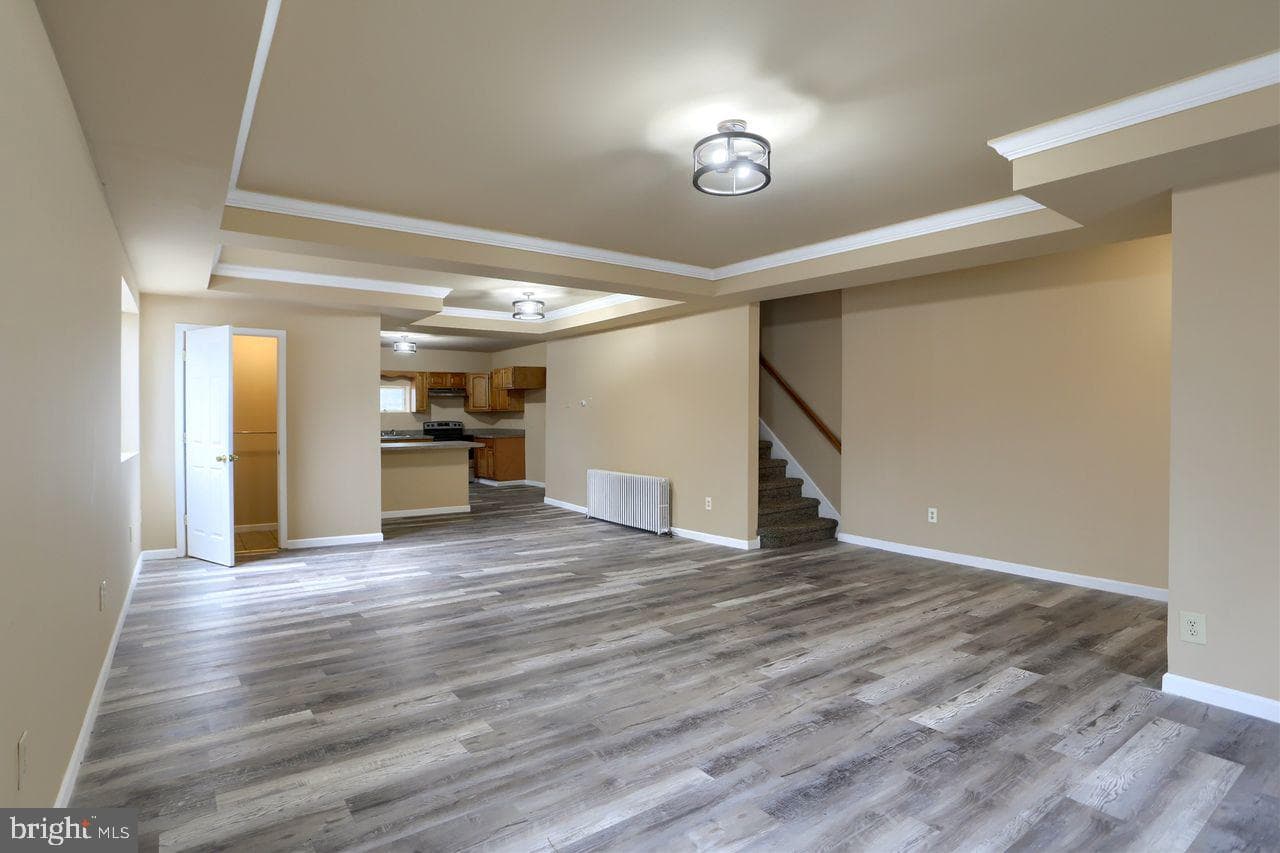401 W Race Street photo 3