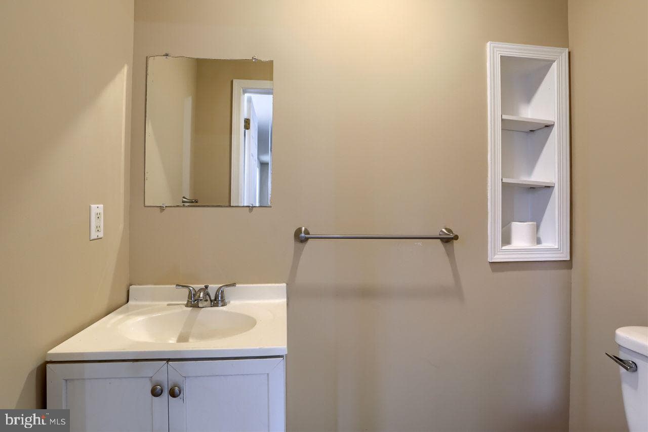 401 W Race Street photo 6