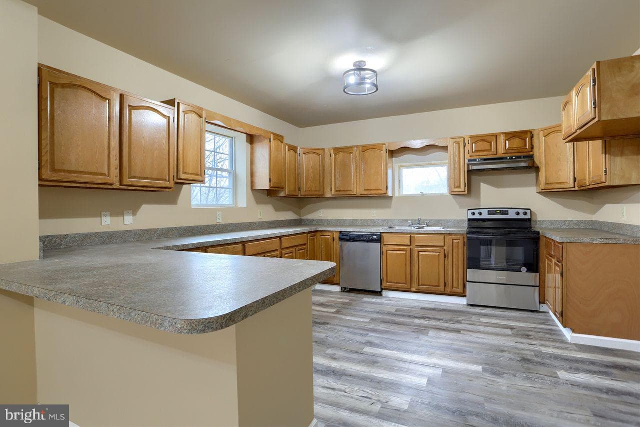 401 W Race Street photo 8