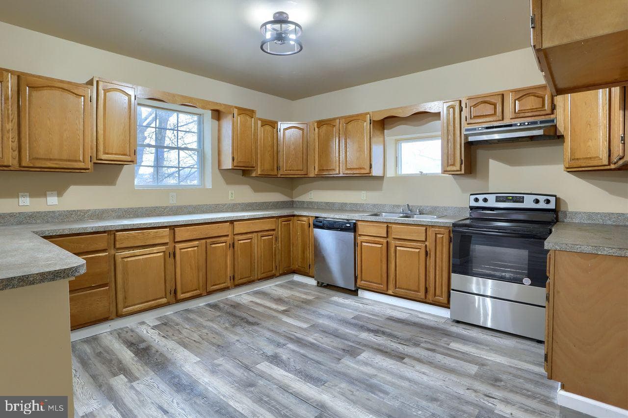 401 W Race Street photo 9