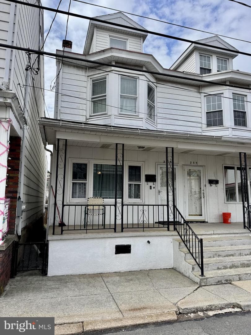 233 Carbon Street photo 1