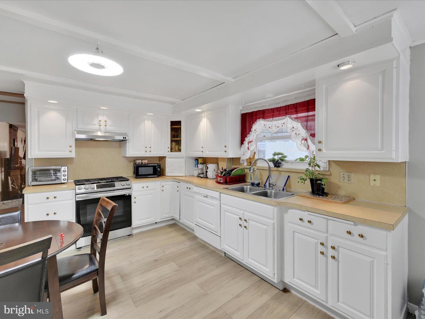 100 W Walnut Street photo 9