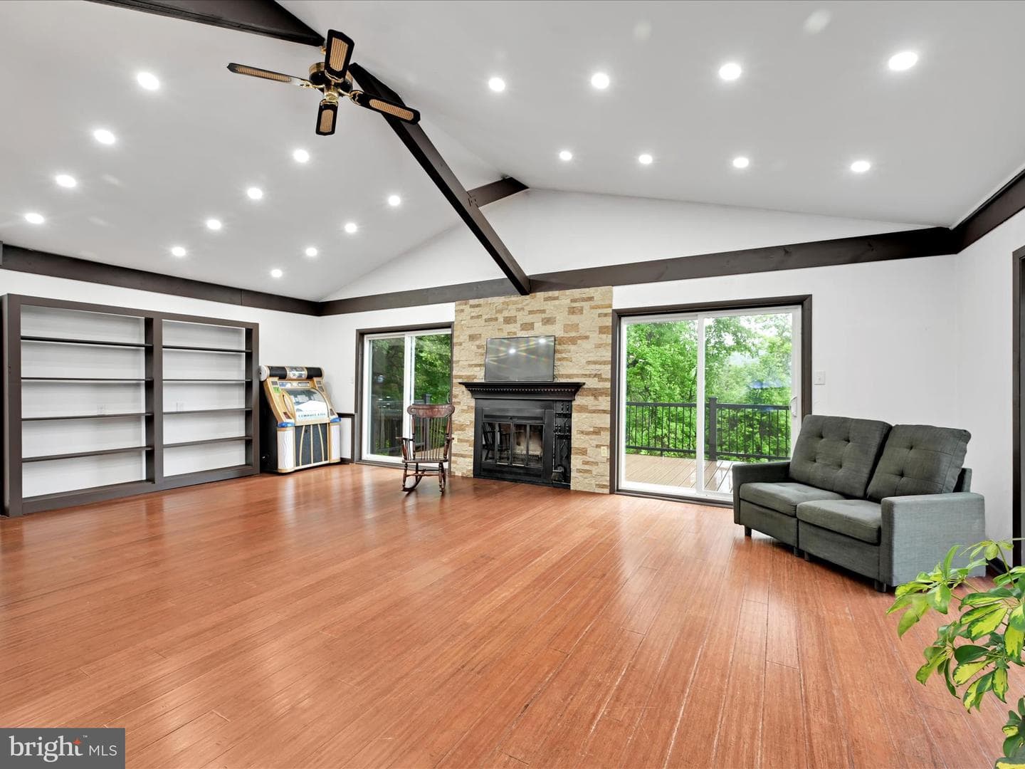 913 Wynonah Drive photo 2