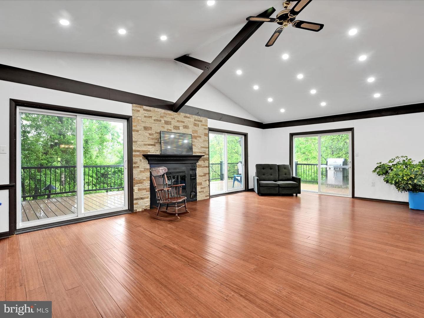 913 Wynonah Drive photo 4
