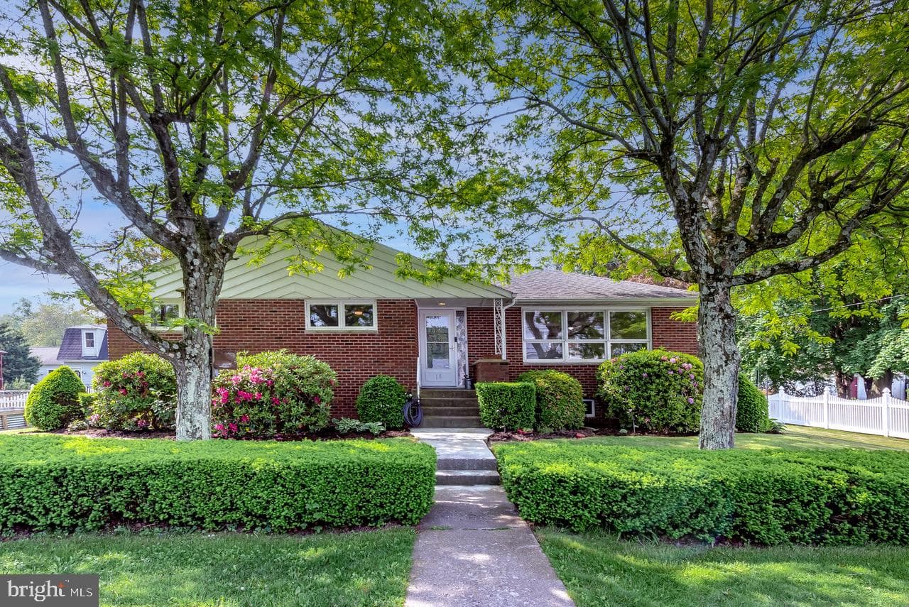 18 E Pine Street photo 1