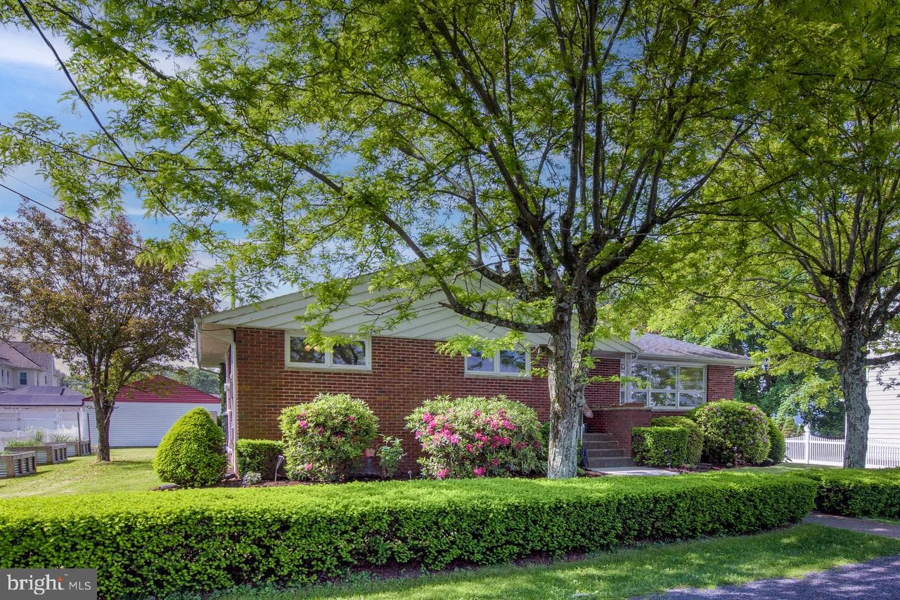 18 E Pine Street photo 3