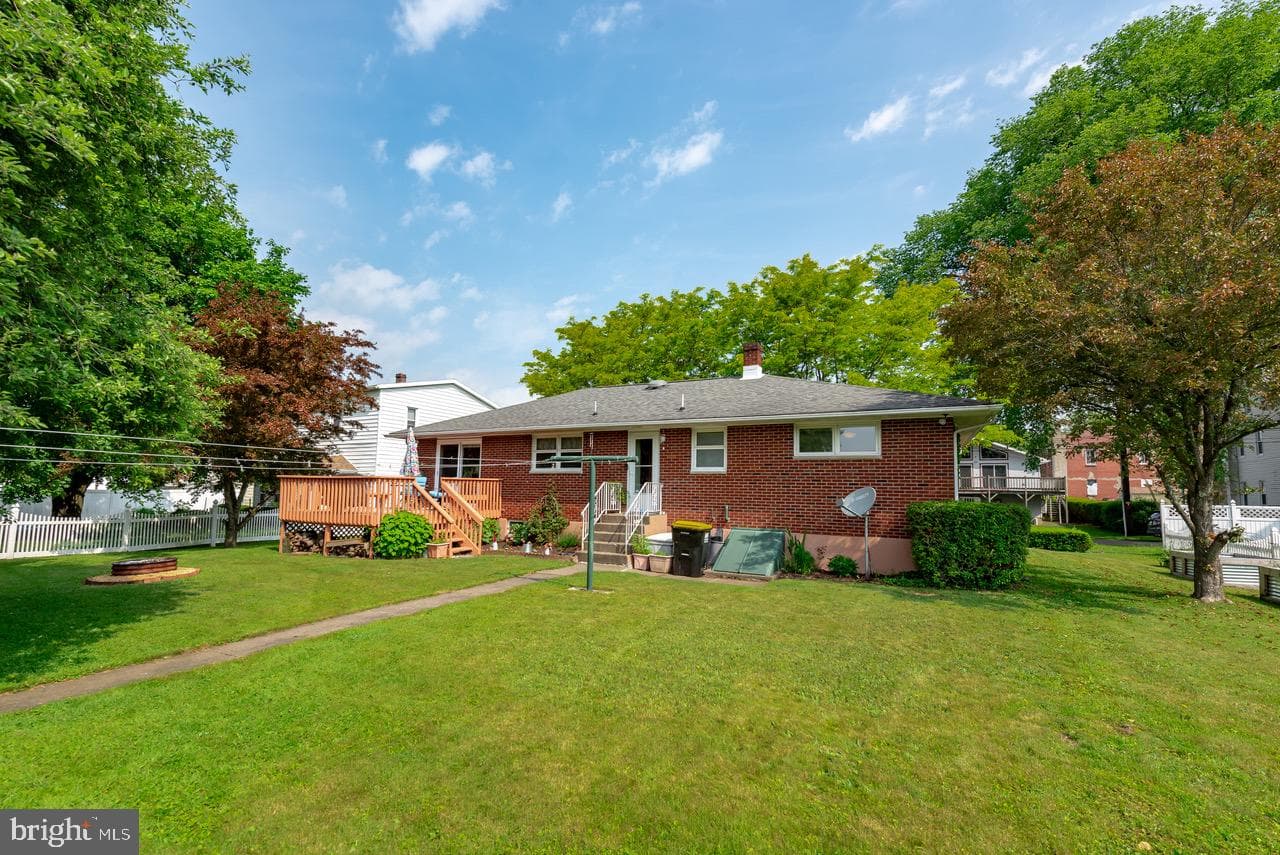 18 E Pine Street photo 30