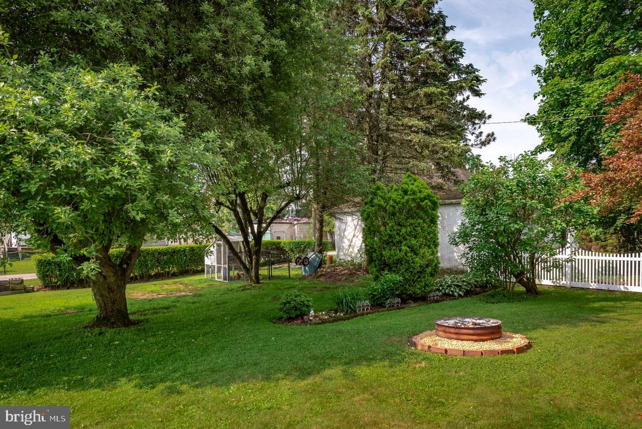 18 E Pine Street photo 32