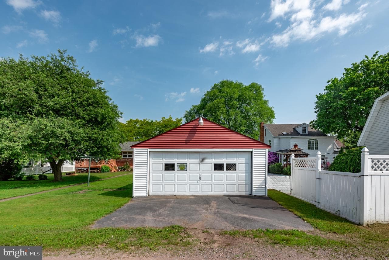 18 E Pine Street photo 35