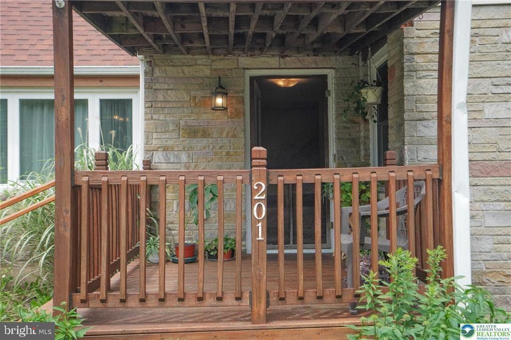 201 Lincoln Dr photo 8