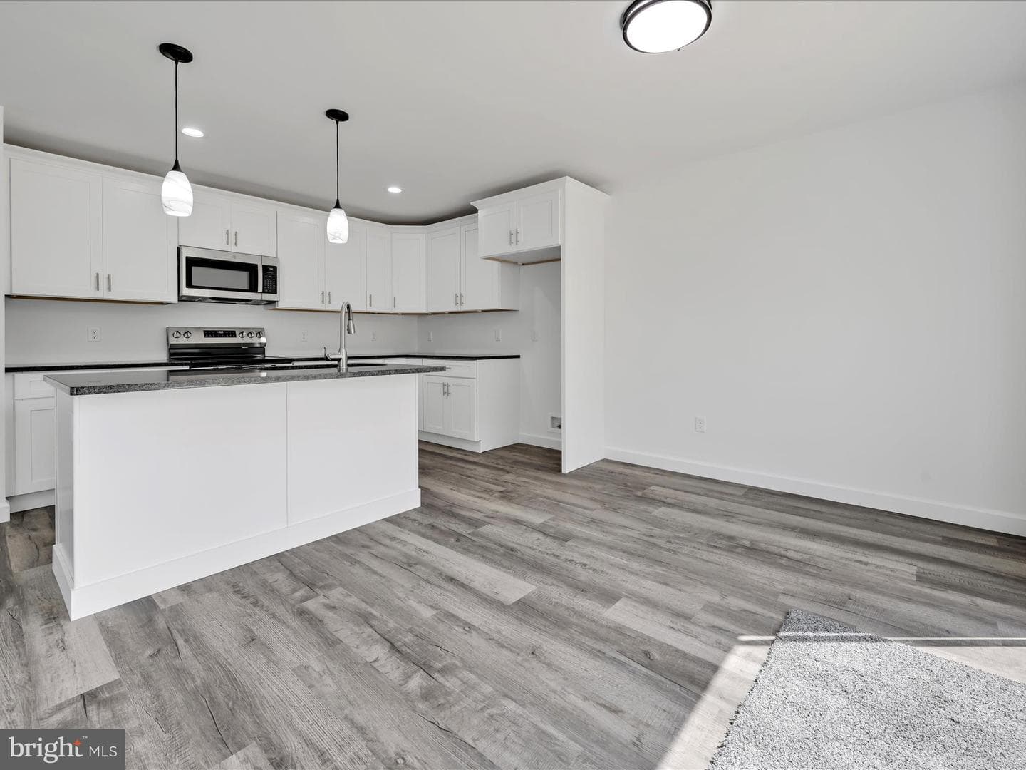 220 W High Street photo 10