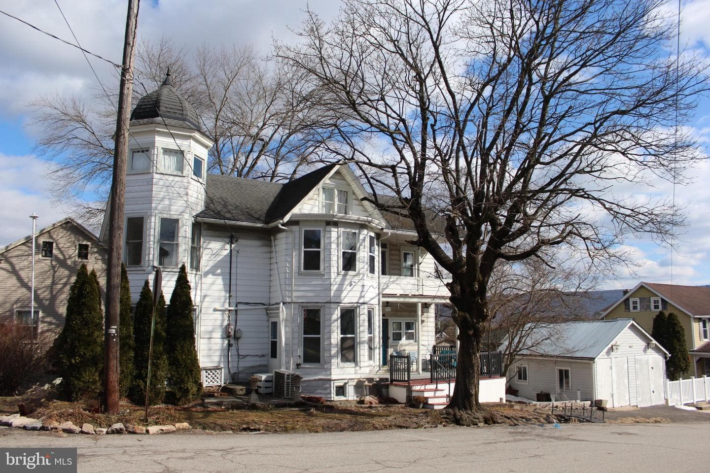 2 E Grand Avenue