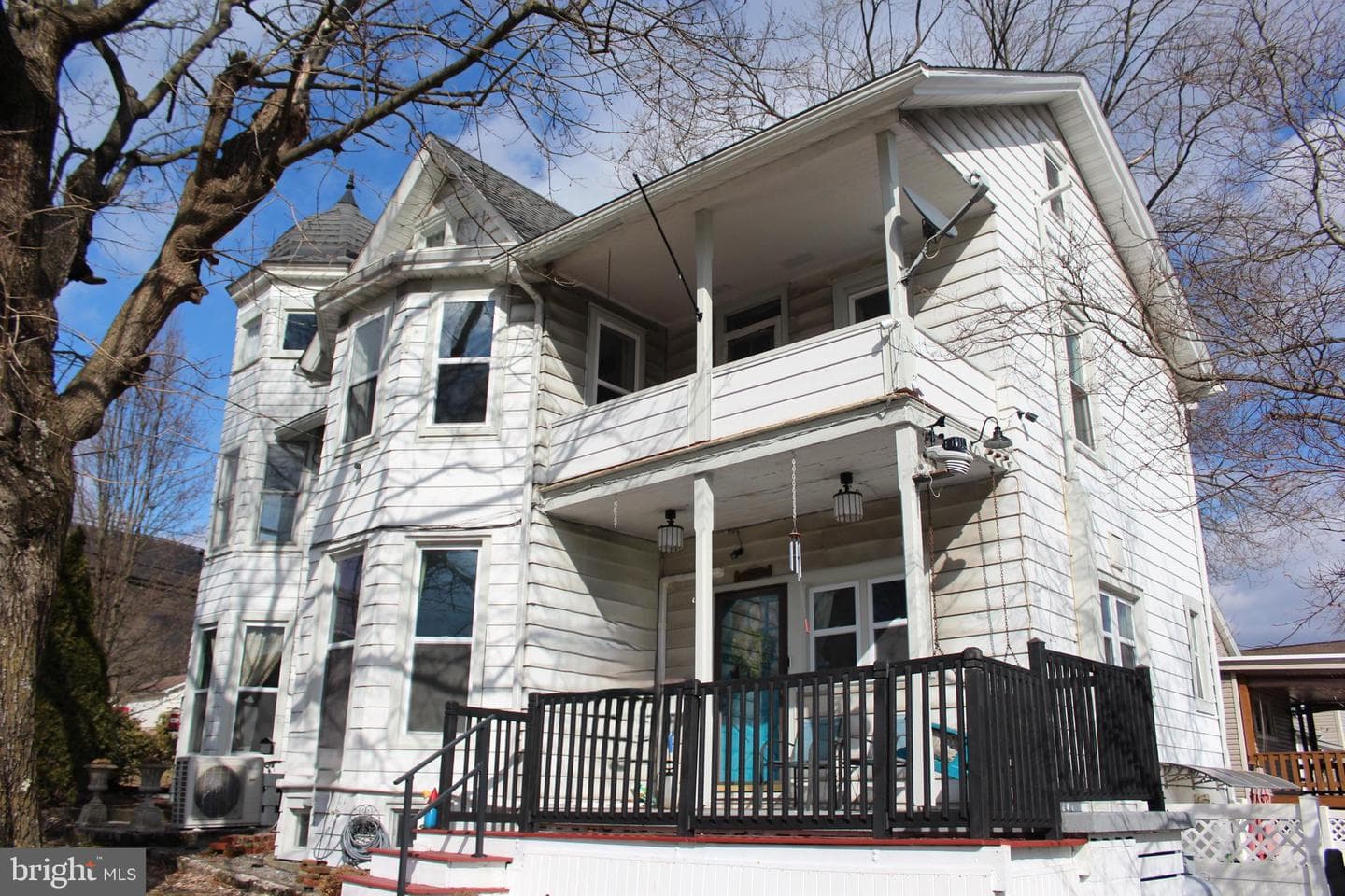 2 E Grand Avenue photo 2