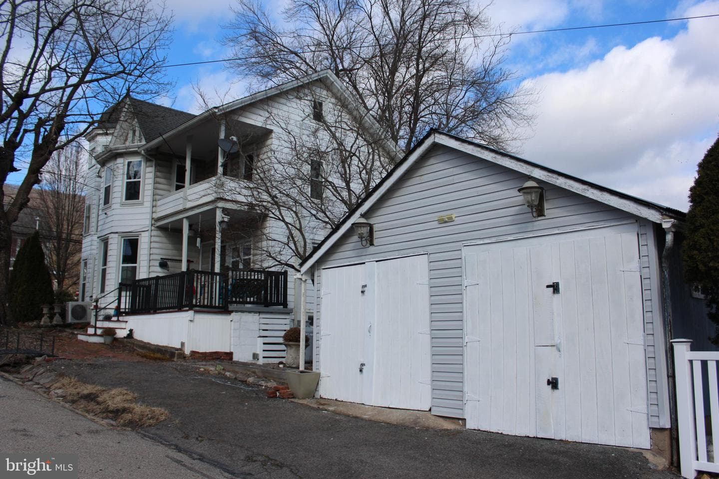 2 E Grand Avenue photo 76