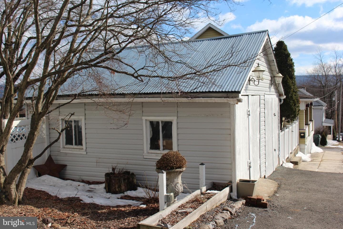 2 E Grand Avenue photo 77