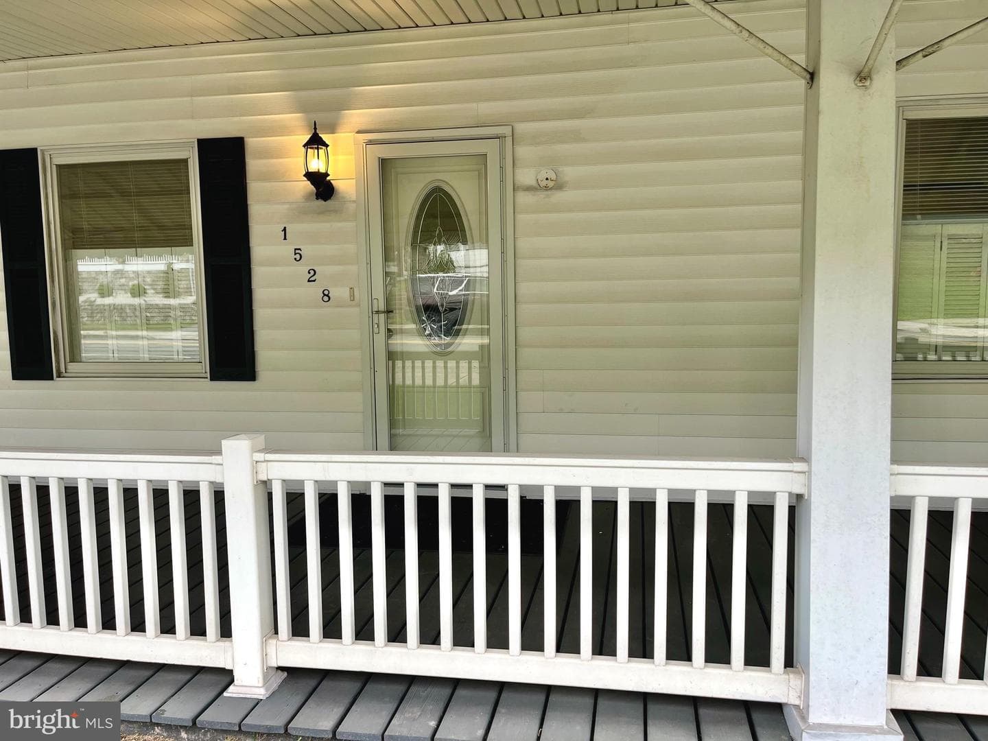 1528 E Grand Avenue photo 2