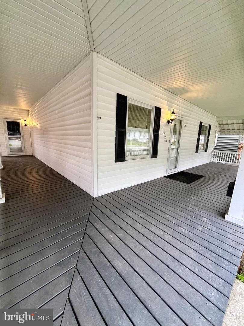 1528 E Grand Avenue photo 3