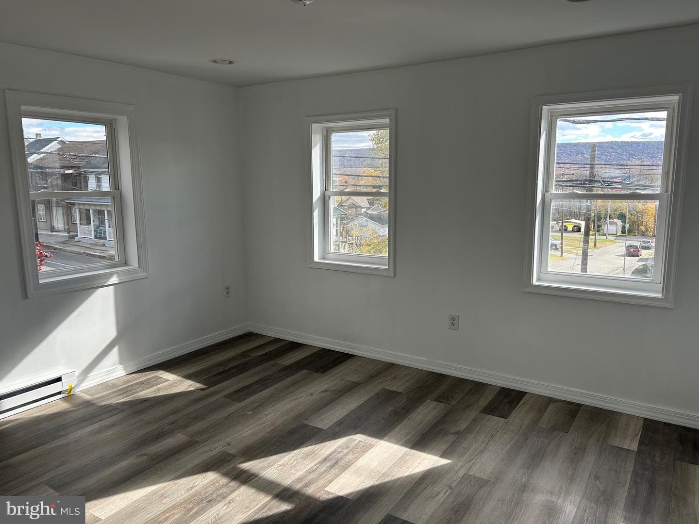 839 E Grand Avenue photo 13