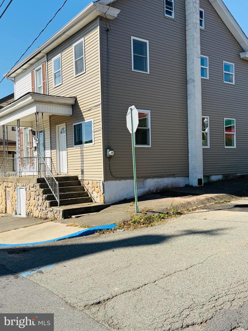 839 E Grand Avenue photo 2