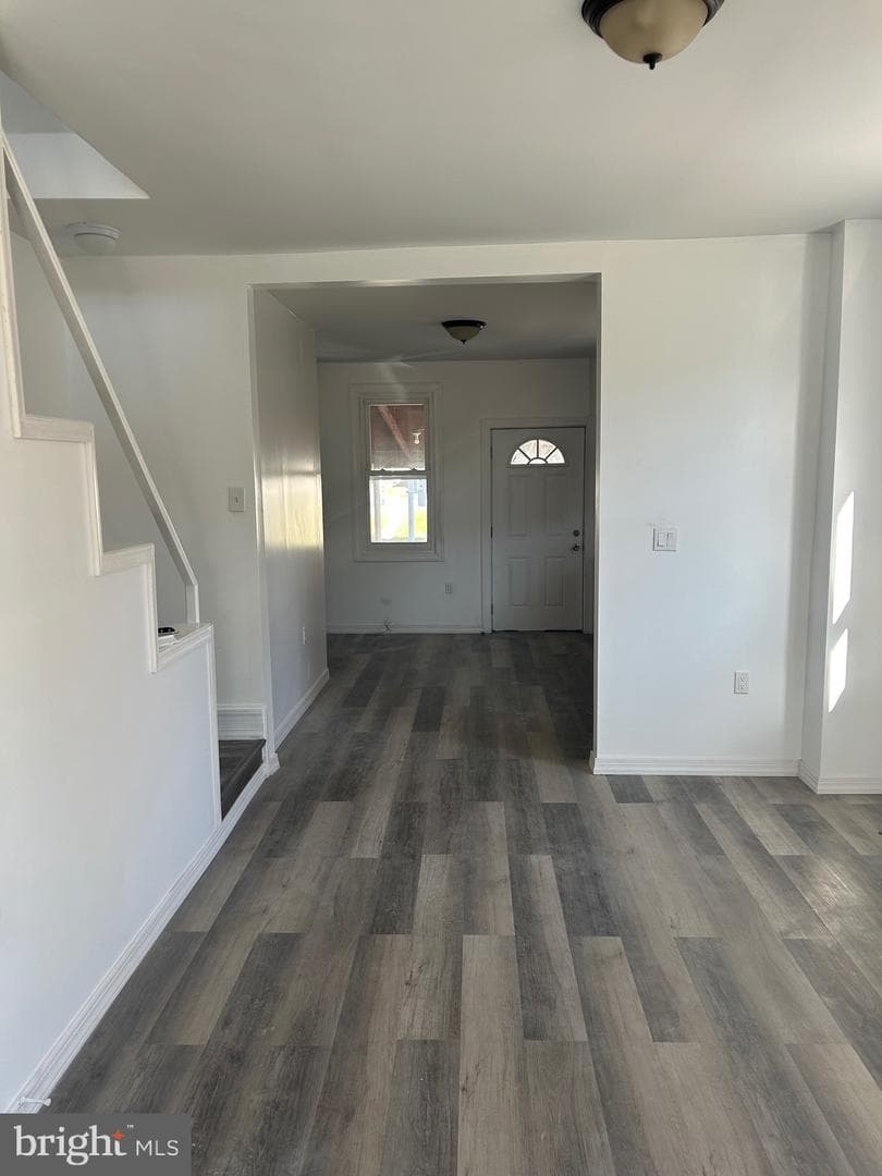 839 E Grand Avenue photo 3