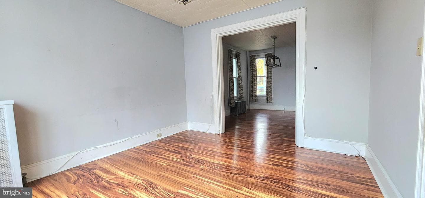 705 W Race Street photo 3