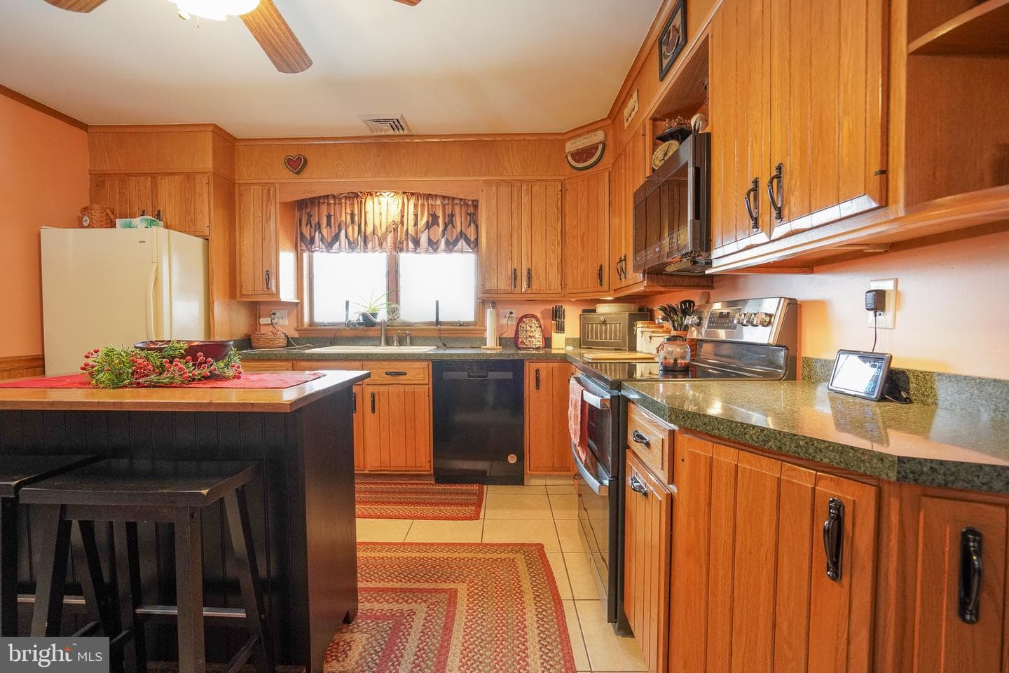 120 Ave E photo 34