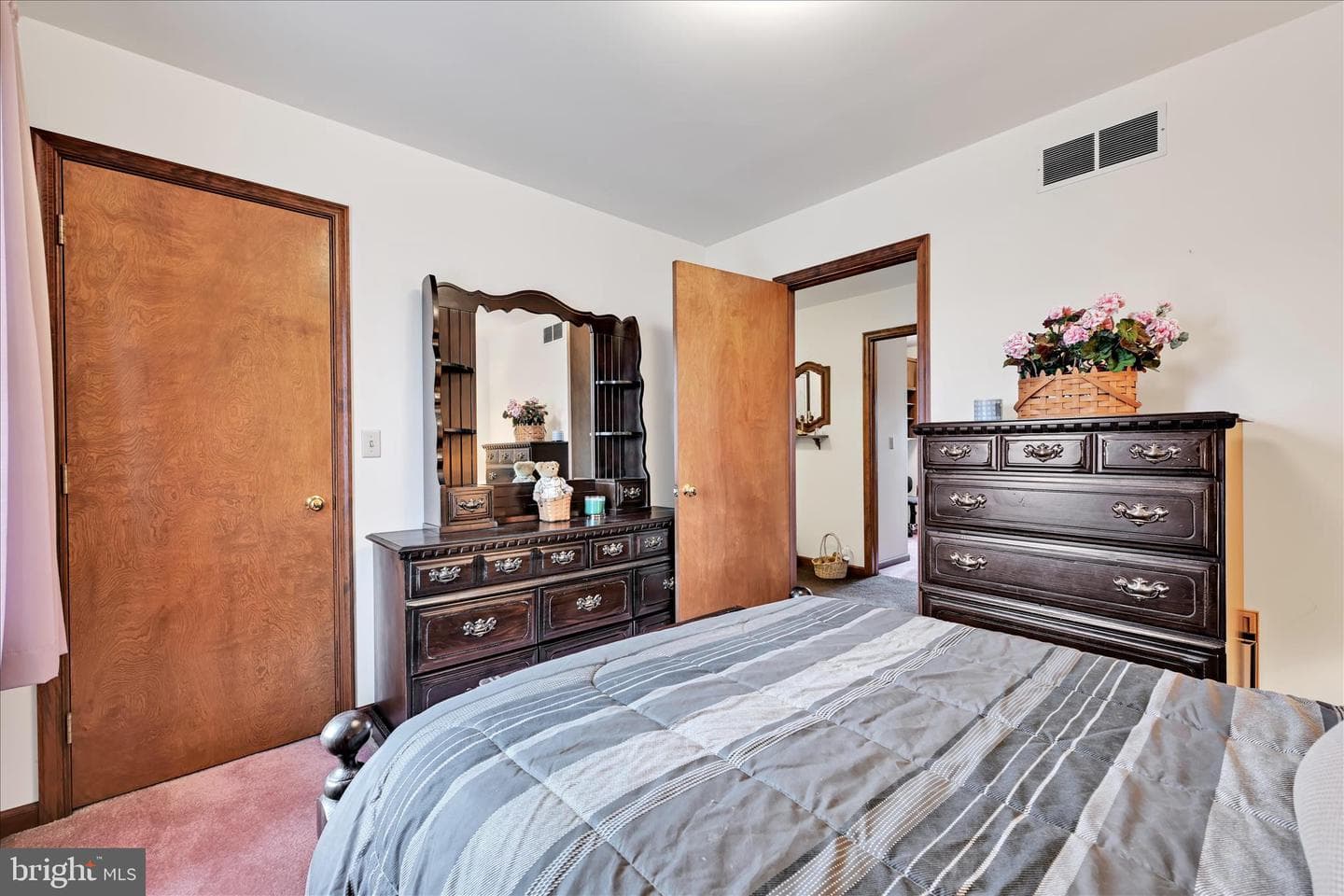 611 N Orchard Avenue photo 28