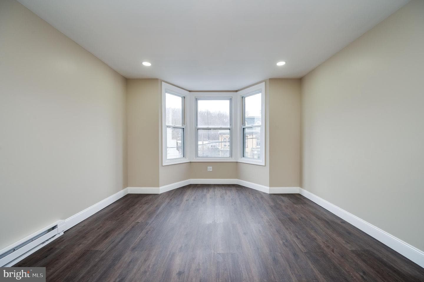 724 E Centre Street photo 4