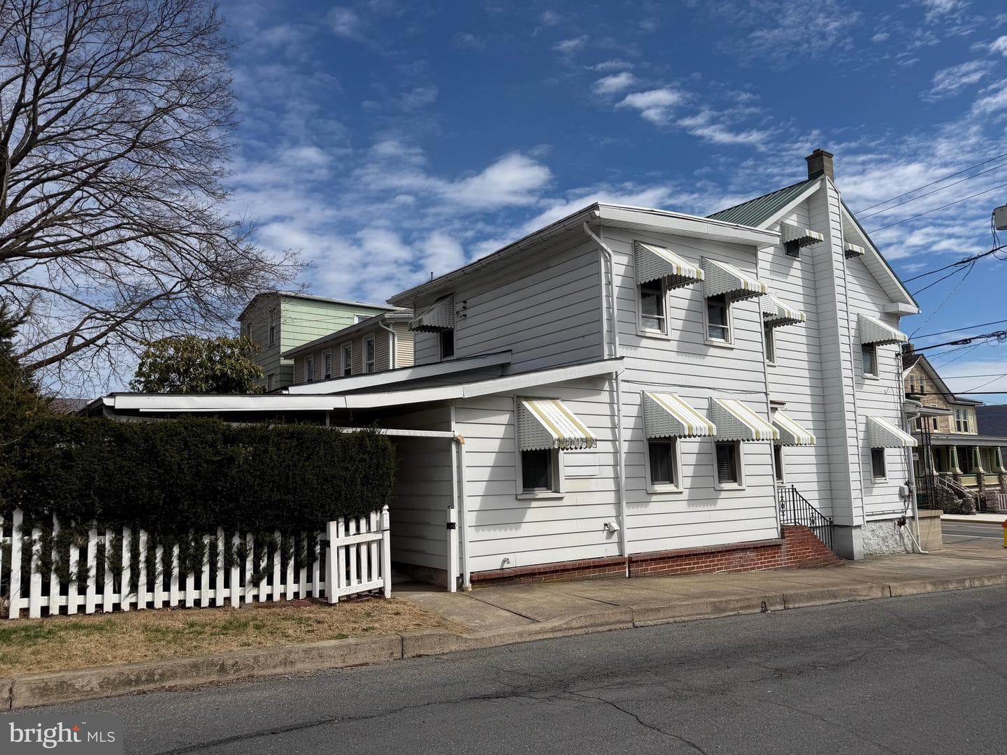 701 E Grand Avenue photo 3