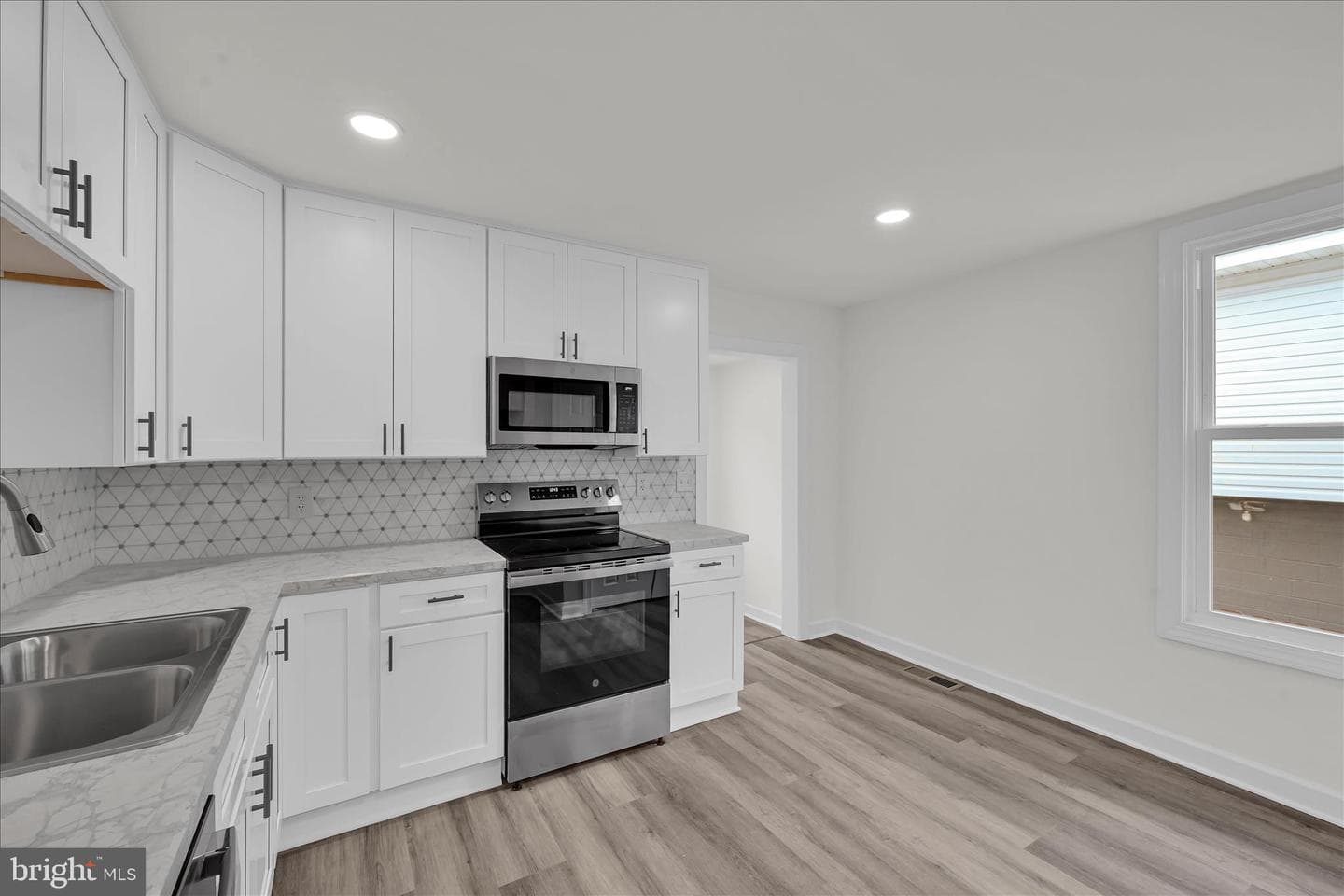 120 E Chestnut Street photo 11