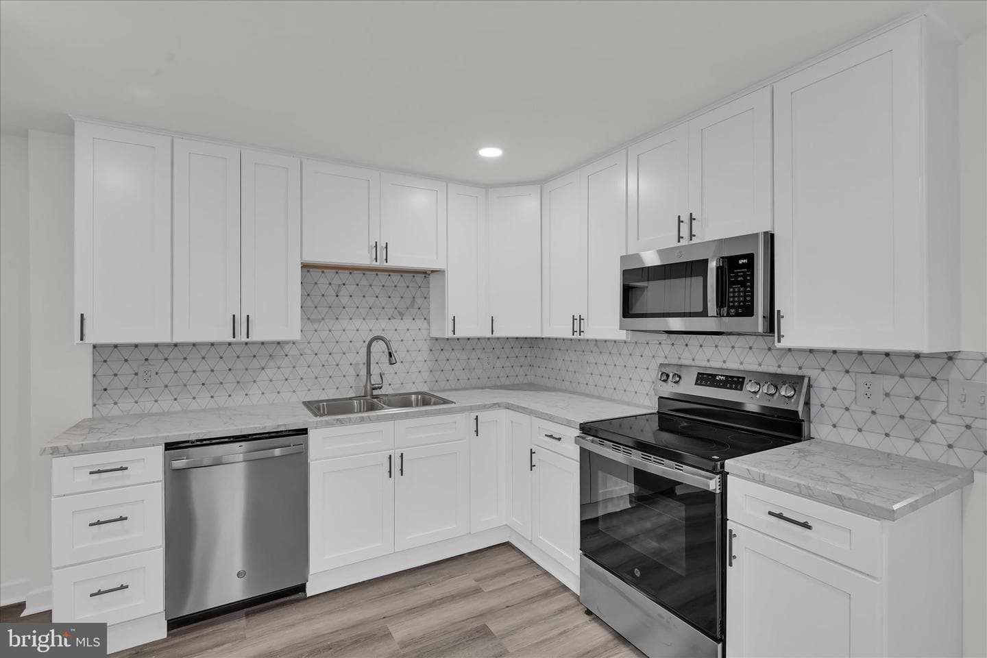 120 E Chestnut Street photo 12