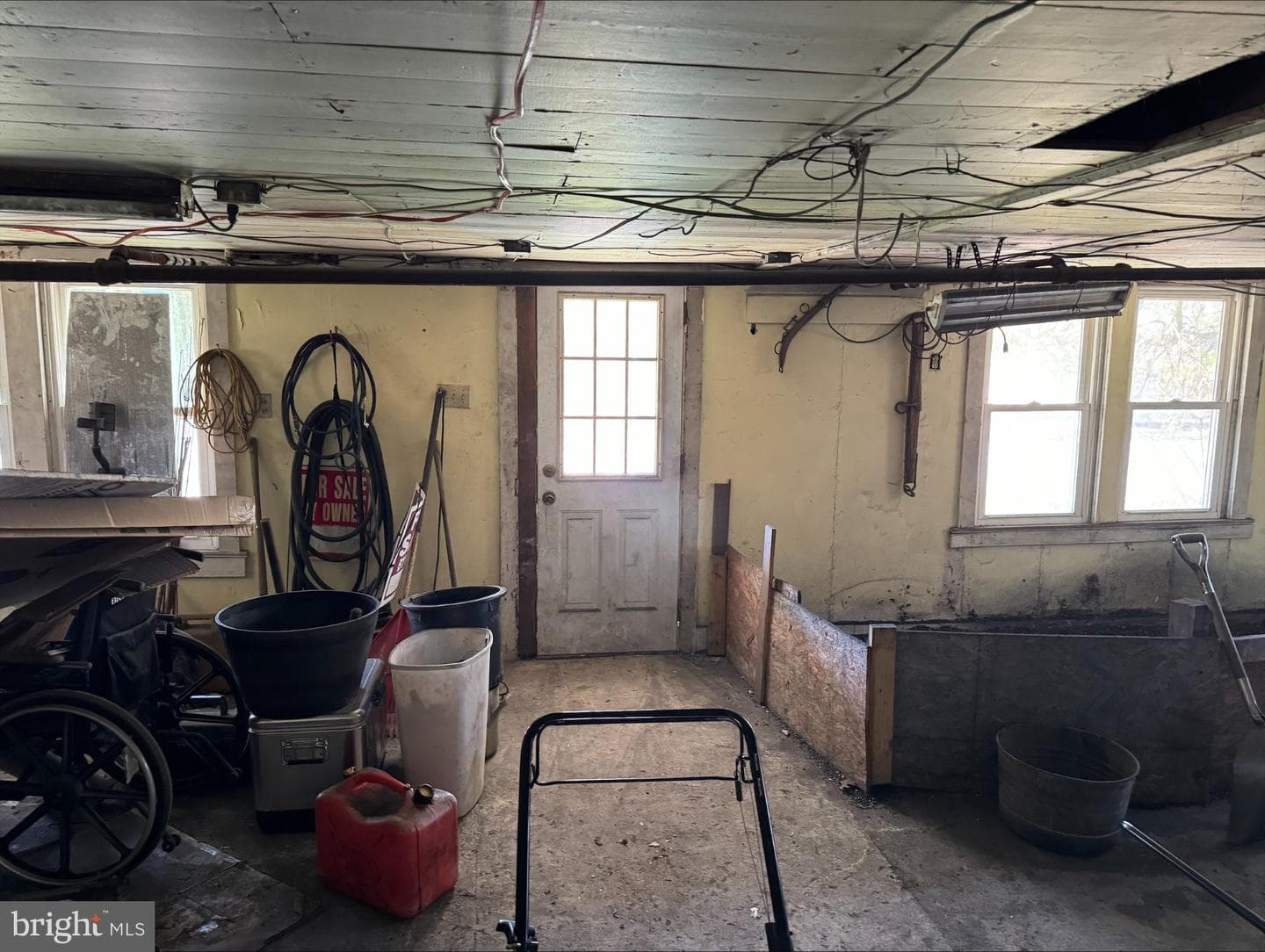 690 High Road photo 27